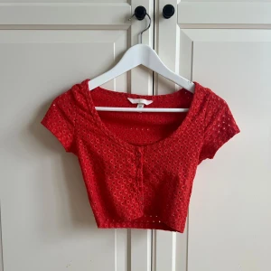 En röd topp från HM stl: xs  - Tajt urringad topp från HM. Använd men i bra skick.