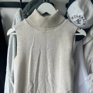 Zara topp - Fin stickad topp från zara i bra skick, storlek S. Mycket användbar och snygg topp👌🏽💖