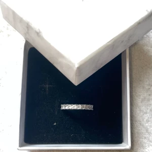 En fin silver ring med diamanter  - Alla diamanter finns kvar, är i nästan nyskick. Pris kan diskuteras 💕