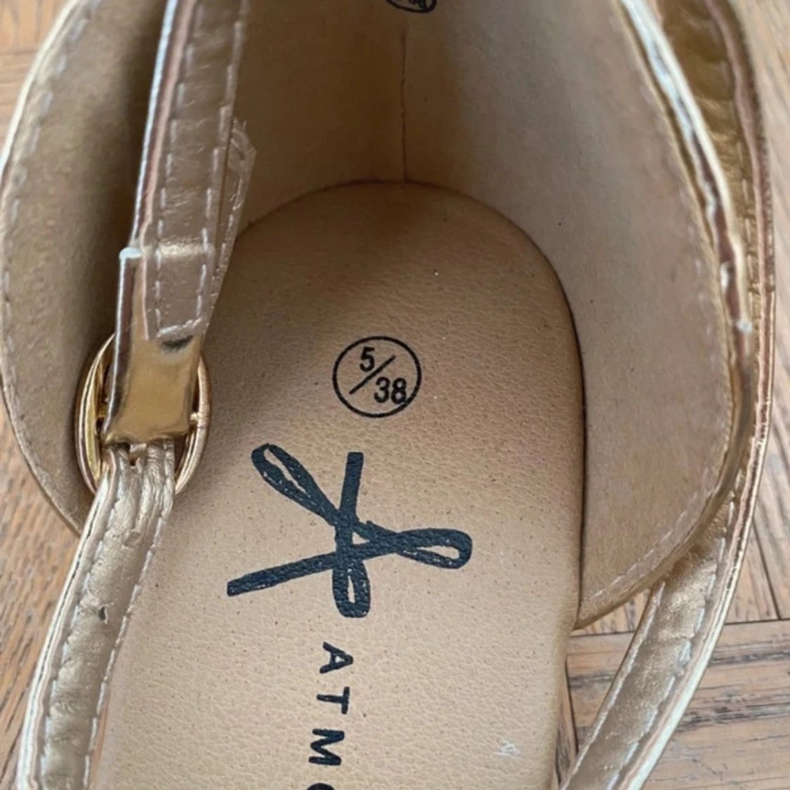 Guldiga sandaler med strassdetaljer från ATM - 90