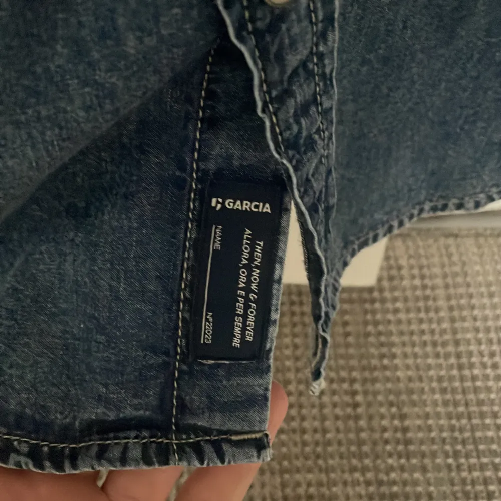 Jeans skjorta från garcia aldrig använd jätte fint skick. Köptes på jeans bolaget. Strl S passar S/M. Skriv gärna för fler bilder eller frågor 🙌. Skjortor.