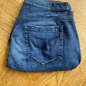 Dondup George jeans  - Ett par snygga mörkblåajeans med slitningar. 9/10 i skick. Nypris 4000kr men från mig bara 800kr. Vid andra prisförslag elle andra frågor är det bara att skriva.