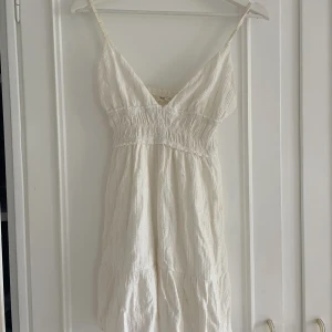 Kort klänning  - Jätte söt klänning från Pull & Bear som inte går att köpa längre. Endast använd ett fåtal gånger💗