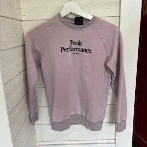 Peak performance sweatshirt  - Ljuslila sweatshirt från peak performance. Den är använda men i bra skick. St 140 men passar 134