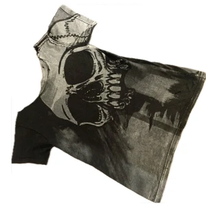 Dödskalle T shirt  - Bullet for my valentine tröja! Står ingen storlek men gissar på M/L. Halsen på tröjan är avklippt 💕