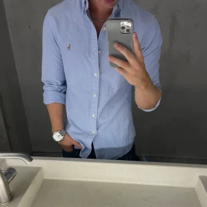 Ralph Lauren skjorta - Hej, säljer nu min fina Ralph Lauren skjorta storlek M slimfit. Den är i nyskick och kommer vara otroligt snygg i sommar. Nypris 1500kr! Vi kommer att sälja liknande produkter nu i sommar så glöm inte följa profilen!🌊🍾