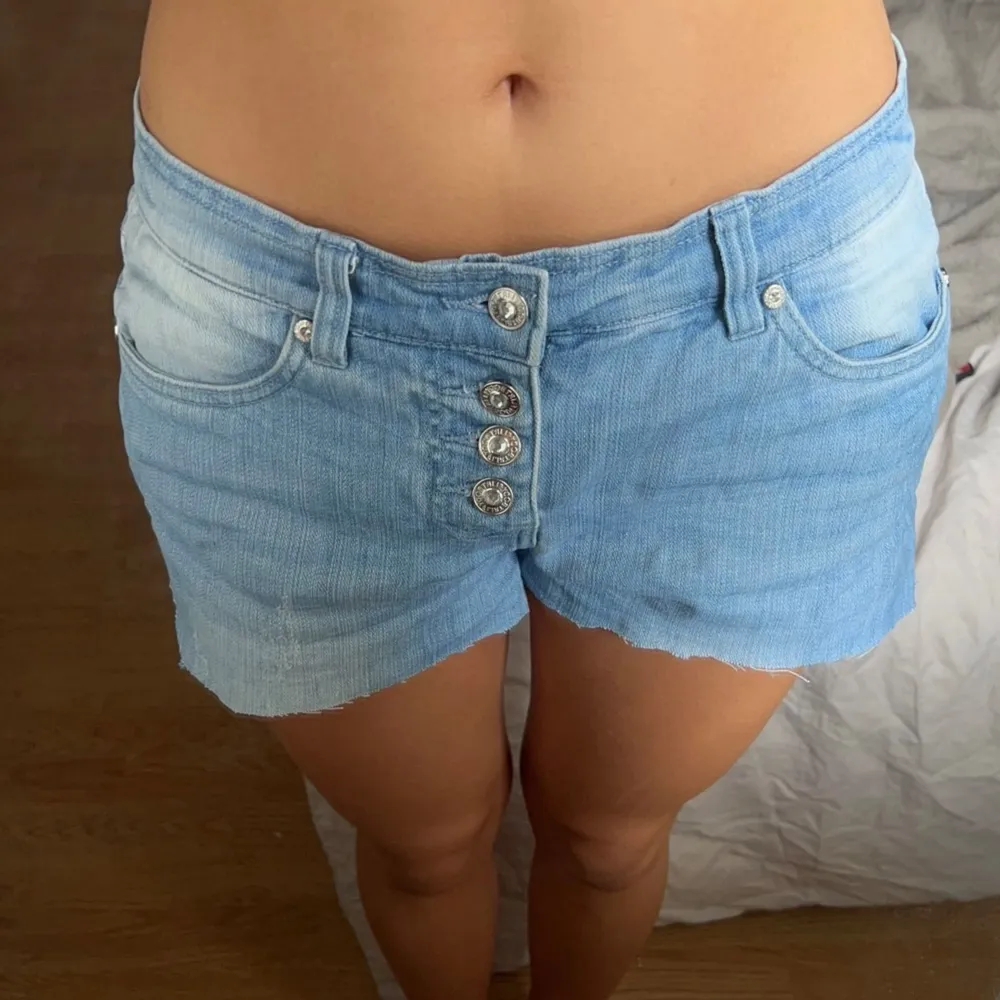 Snygga jeans shorts, low/mid Waist beroende på längd o storlek💕 har klippt själv de för att göra de lite kortare men det är inget som syns . Shorts.