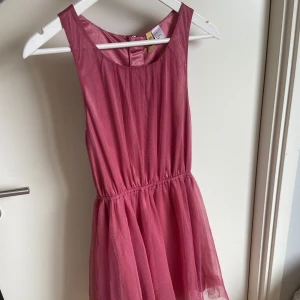 Helt ny rosa klänning  - Säljer min rosa klänning som aldrig är använd. Den är i helt nytt skick!  Klänningen har en dragkedja ibak.  Stl 36 men kan användas som stl 34 