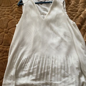 Vit Topp  - Vit somrig topp eller linne. Den är luftig och skön och perfekt för layering. Inte använd mycket. Färgen är socker vit inte krit vit mkt finare än på bild dock. Den är i xs men passar mig som som är s-m 