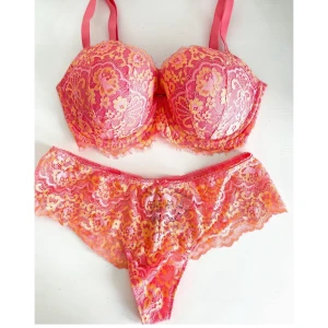 Victoria's Secret Set - BH + Trosa  - Storlek Trosa: S Storlek BH 70 D  Skick: Hely nytt och oanvänt, BH endast provad men saknar storleks taggen. Trosor helt oanvända och EJ provade, har alla tags/lappar kvar!