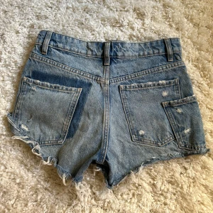 Zara jeansshorts med coola detaljer  - Jeans shorts från Zara med super coola detaljer i storlek 34. 🩵🩵💙💙