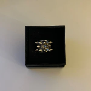 Edblad ring - Säljer denna ringen då jag inte använder silver längre och endast använder guld.Den är knappast använd💕