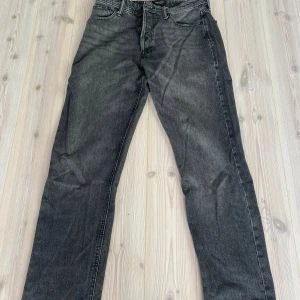 Raka jeans - Ifall man gillar raka/bagy så är de perfekta i storlek. Storlek 33/34 Små i storleken 