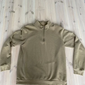 Halvzipp - Skick 8/10 Passar mig som är 184 Storlek L men sitter som M