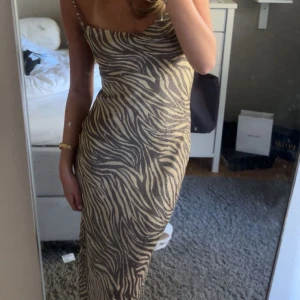 ADOORE ZEBRA KLÄNNING - Säljer nu min superfina zebra klänning från adoore då jag inte får användning för den tyvärr. Passar xxs-s. (Nypris runt 1200kr)