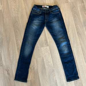 Jeans Levis i superskick. Model 520. Stl 158. Denim blå. 