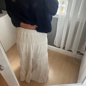 Långkjol - Superfin långkjol som går ända ned till marken på mig som är 170❤️
