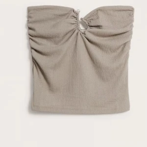 Tub topp - Intressekoll på denna tub topp från Kappahl i storlek S, slutsåld i storlek s på hemsidan. Helt ny med prislappen kvar! Skriv om ni är intresserade!