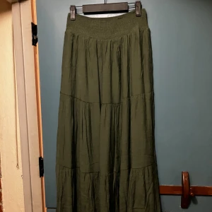 Grön oanvänd kjol - Långkjol ny och oanvänd. Storlek M