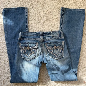 Lågmidjade Bootcut e - De perfekta jeansen, storlek w25. Innerbenslängd:80 midjemått: 35-38x2 köp sker via köp nu. Jag postar inom 24h. Kvar tills markerad såld 