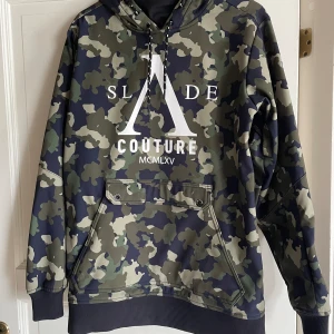 SLADE slalom jacka - Kamouflage SLADE jacka. Köpte för att använda som slalom jacka vilket den funkar super bra som, men den kan också användas som ytter jacka😊 Jackan är i super bra sick och inga slitager finns. Köpte ny för 600kr