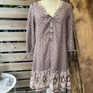 Så söt miniklänning/tunika boho stil - Fin tunika/klänning i boho, hippie stil i bomull. Fint mönster/detsljer.  Fint skick. Stl 38