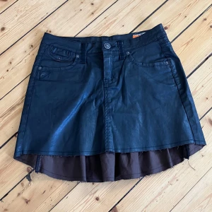 KJOL - VAXAD LOOK KJOL ⚪️ Storlek S ⚪️ 81 cm runt midjan ⚪️ Jag är 177 och har storlek 29 ⚪️ Använd gärna köp nu 🫶