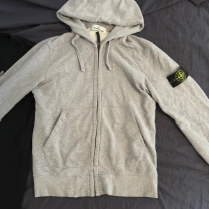 Stone Island hoodie - Storlek small, bra skick förutom det lilla slitaget som syns på bild vid armen 