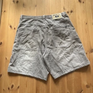 Southpole jorts - Säljer ett par southpole jorts i en fadead ljusgrå färg! Waist:48cm length   53cm. Inte använt de sedan jag köpte dem (begagnat) och de har inga hål!