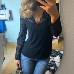 Spetströja - Svart spetströja ifrån Morgan! Storlek Xs och sällan använd💕