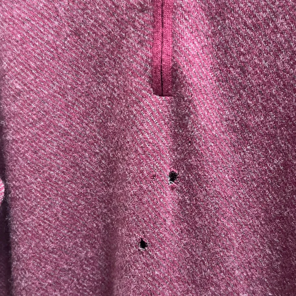 Loro piana quarter zip i 100% kaschmir  Hål finns därav priset, kan lätt lagas hos en skräddare och sälja för högre pris Storlek M Retail är 10k. Hoodies.