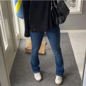 Jeans  - Säljer mina lågmidjade jeans från zara som inte längre säljs. Dom är i bra skick🥰