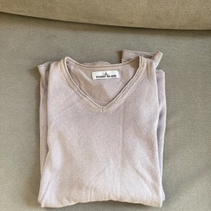 Stone island  - Lila Stone island v neck säljs utan patch då den är borttappad 