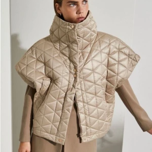 Copenhagen muse väst guldig  - Så snygg quiltad väst från Copenhagen muse, oversized passform. Storlek xs-s skulle säga den passar upp till m/l beroende på hur man vill ha passformen. Ny med lappar kvar 