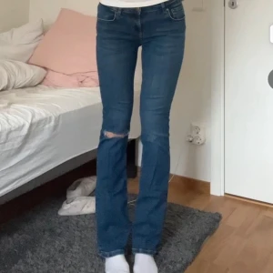 Zara lowrise jeans - 💙 OBS! Hålen är som på andra bilden. Första stämmer inte.