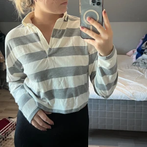 Tröja  - Pikeliknande tröja som är väldigt skön och snygg, kommer inte till användning längre då jag har två som är likande. Bra skick 