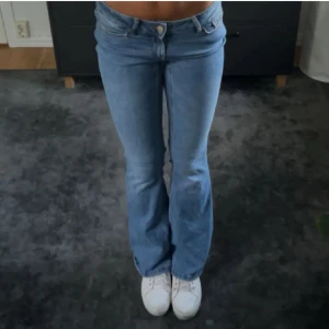 Lågmidjade jeans - Super fina lågmidjade jeans från vero moda i mycket bra skick.💘pris kan diskuteras 