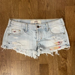 Hollister jeans shorts - ❤️BUD: 530❤️ Budgivning på dom här ljusblåa, lågmidjade jeans shortsen från hollister som är i jätte bra skick💕skulle säga att W27 motsvarar xs-s