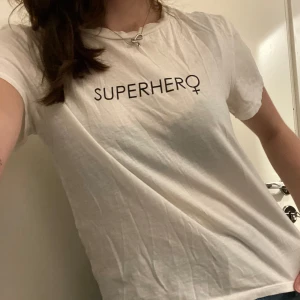 T-shirt - Så söt tröja från h&m som det står superhero på. Knappt använd men ganska skrynklig & genomskinlig! Tunt material.