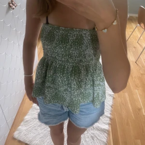 Jeansshorts ljusblåa - Ljusblåa jeansshorts med medelhög midja! Köpt från Mango teen i storlek M, sitter ungefär som ett par shorts i storlek S. Inga stora tecken på användning eftersom att jag inte haft på mig dem så mycket🤩 