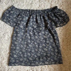 Neo Noir blus - Så fin mörkblå blus från Neo Noir i storlek S. Finns en matchande kjol till som säljs på vårt konto. 💙💙💙köp settet för 500kr!