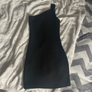 Klänning - Säljer två klänningar. Båda i storlek xs. Säljer pga för små för mig. Vill helst bli av me de. Båda för 50kr och en för 30kr