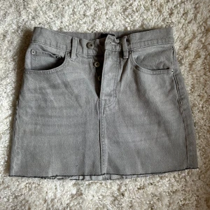 Grå jeanskjol - Så fin grå jeanskjol i storlek XS🩶🩶🩶
