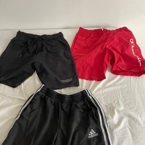 Shorts/bad shorts  - Säljer dessa shorts då jag inte passar i dem längre och inte riktigt min stil längre. Helt okej använda har inte använt dem på ett tag pris går att diskutera. Men alla för 200kr.