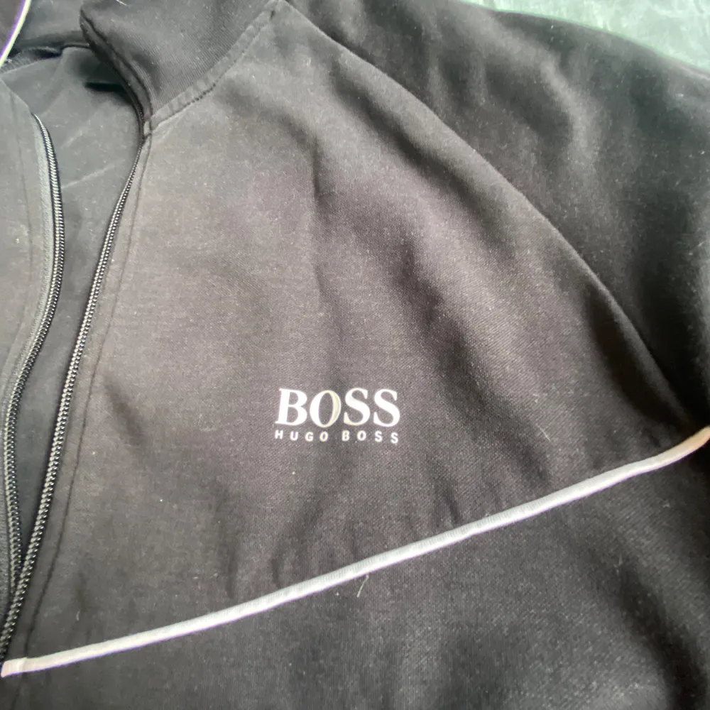 Tja säljer en Hugo Boss zip up som aldrig kommer till användning, den är använd fåtal gånger och har inga skador, nypris ungefär 1000kr mitt pris 200kr. Hoodies.