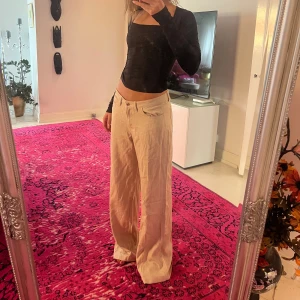 Lågmidjade linnebyxor Weekday  - Lågmidjade linnebyxor från Weekday med lappen kvar, ordinarie pris är 690kr. Passar M  