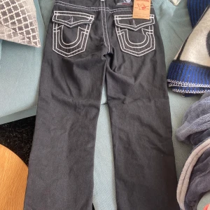 True religion jeans - Säljer dessa sjukt coola och unika jeansen från true religion. Aldrig använda och prislapp mm sitter fortfarande på. Extremt snygga men var tyvärr en aning för stora för mig. Strl 30/32 men är en loose modell. Pris kan diskuteras! 