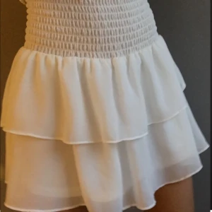 Vit volang kjol - Säljer denna Chelsea kjol för att den inte används. Den är i nyskick och aldrig använd, och lappen sitter kvar.