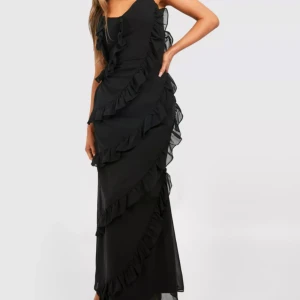 Volangklänning - Svart lång volangklänning i storlek 38 💖 använd en gång alltså väldigt fint skick. Köpt på bohoo och den passar mig som vanligtvis bär s/m i klänningar 