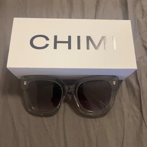 Chimi 08 grey  - I jätte bra skick, köpte förra året i butik och dom är knappt använda. Allt medföljer!! 🩶🩶🩶